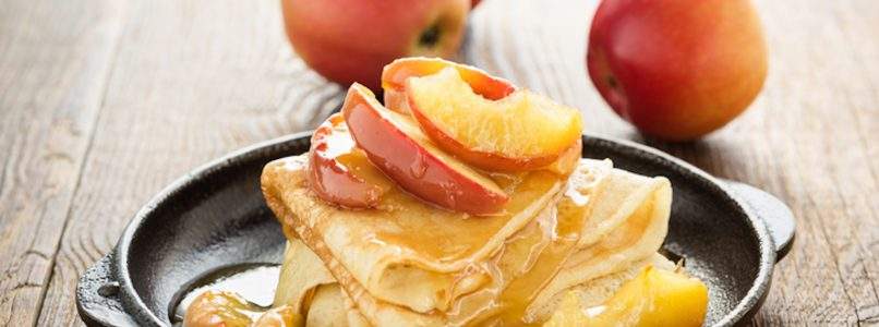 Crêpes alle mele caramellate: pochi ingredienti, tanto comfort food!