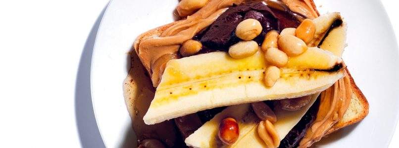 Ricetta Toast al cioccolato, banane e arachidi