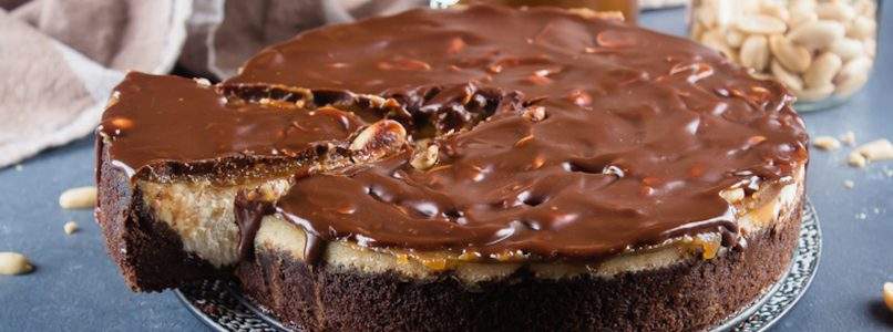 Snickers cheesecake: troppo buona per pensare alle calorie