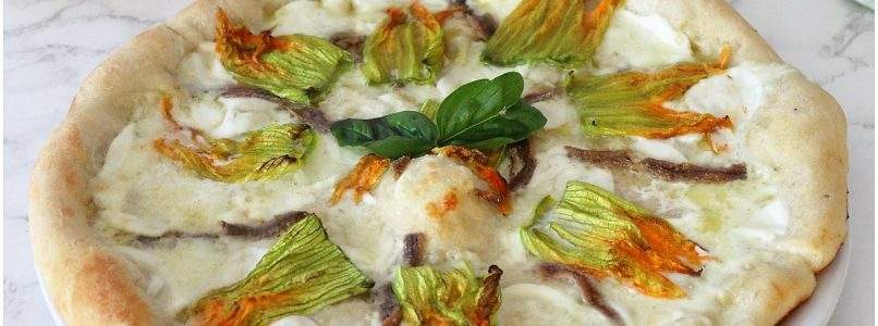 Pizza con fiori di zucca