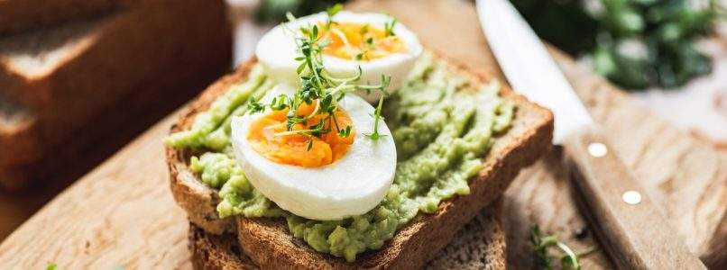 5 buone ragioni per abbinare le uova all'avocado a tavola