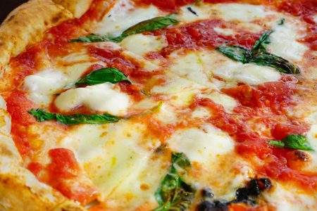 Come fare la pizza napoletana con lievito madre: la ricetta dello chef