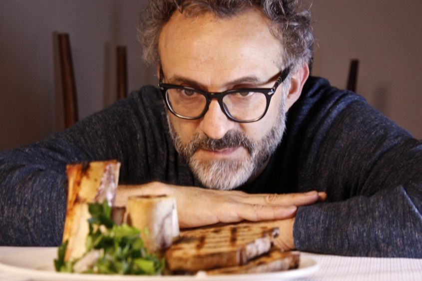 Lo chef tristellato Massimo Bottura firma la prefazione del libro di ricette Cucinare con Corto Maltese.