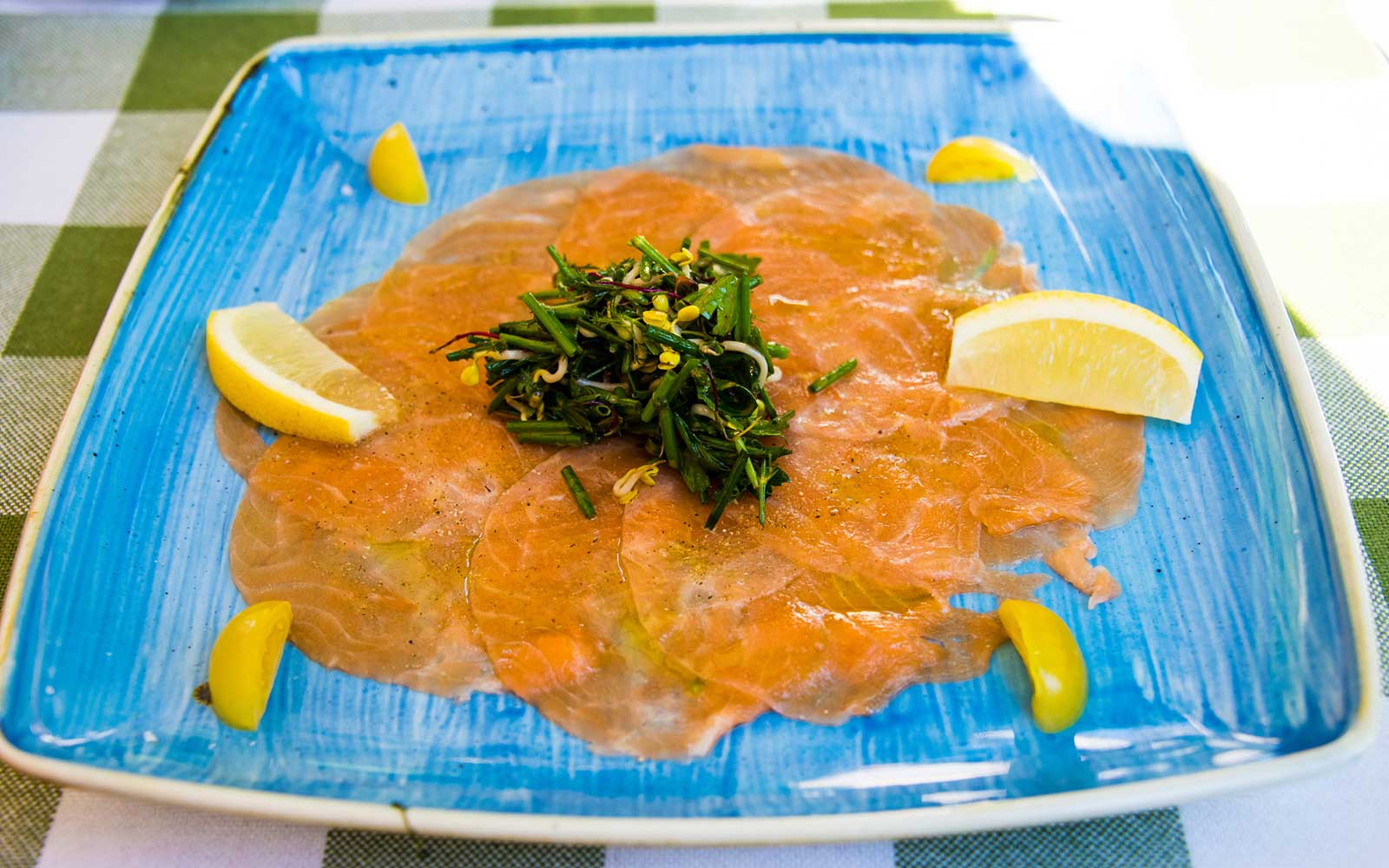 Il carpaccio di salmone un piatto fresco e leggero