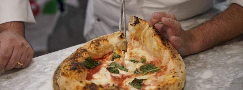 La pizza napoletana? Da Vincenzo Capuano, si taglia con le forbici!
| La Cucina Italiana