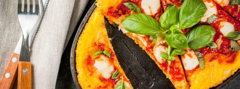 Pizza di polenta: la cena di riciclo facile e buonissima