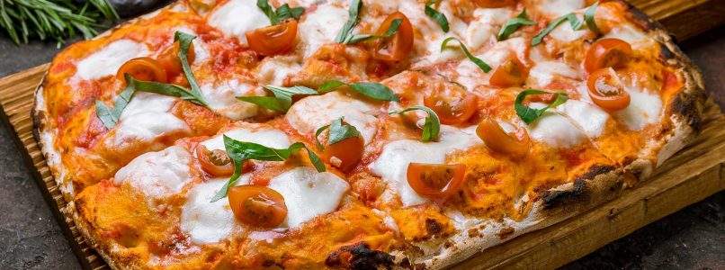 Pizza in teglia alta e soffice: la ricetta originale