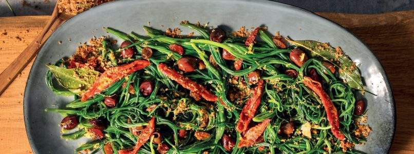 Ricetta Agretti in padella con olive, pomodori secchi, uvetta e briciole