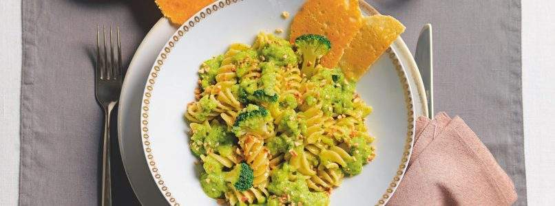 Ricetta Fusilloni con crema di broccolo, nocciole tostate e cialde di Grana Padano