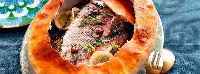 Ricetta Sarago in crosta di pane con porri, olive e capperi
