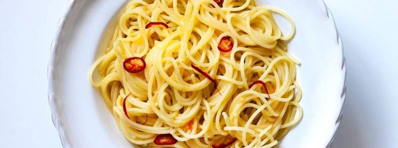 Ricetta Spaghetti olio, aglio e peperoncino: la ricetta più amata