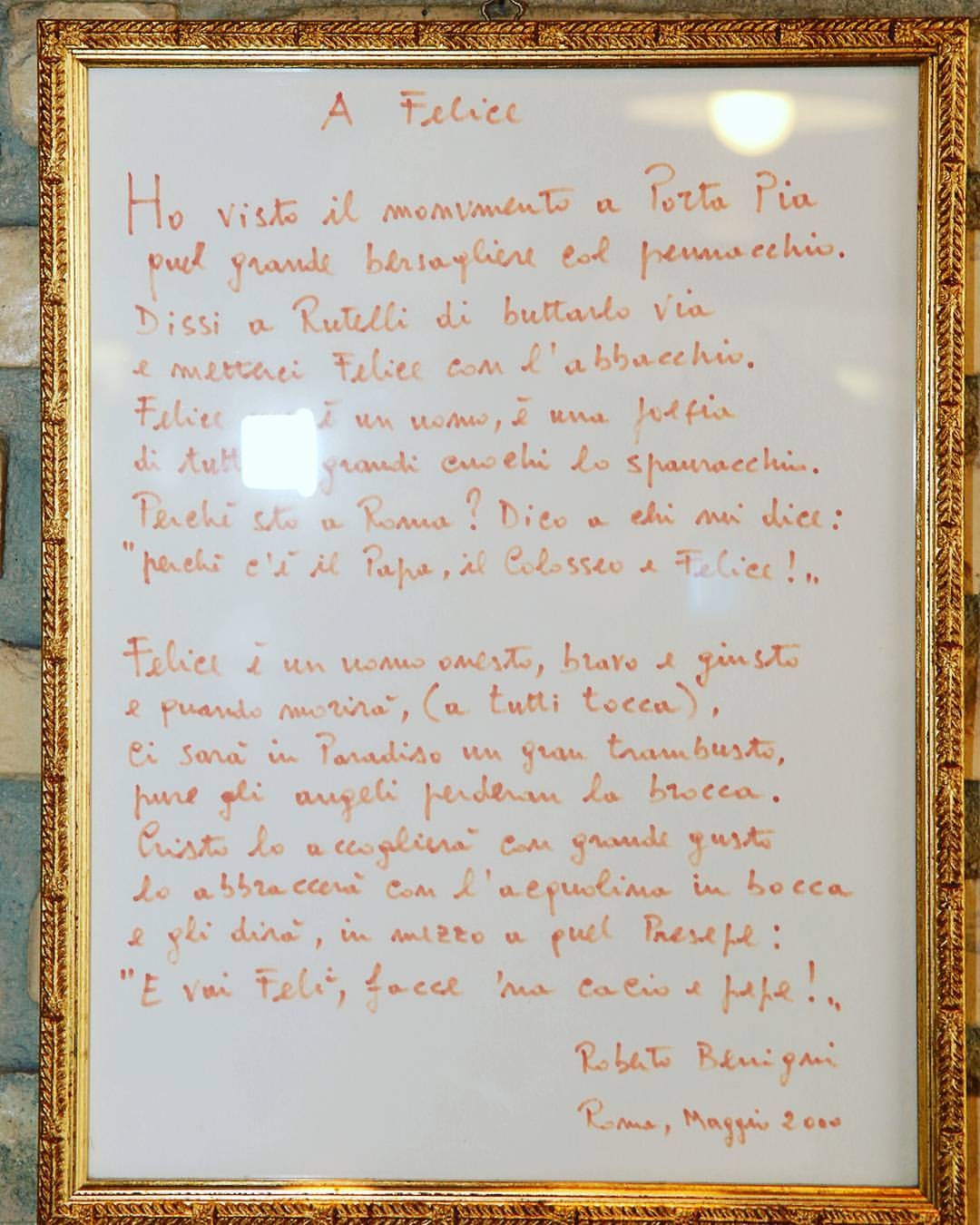 Ecco il quadretto della poesia scritta di suo pugno da Roberto Benigni in bella mostra al ristorante trattoria Felice a...