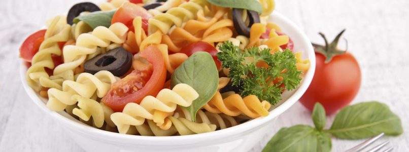 gli ingredienti che servono per l'insalata di pasta